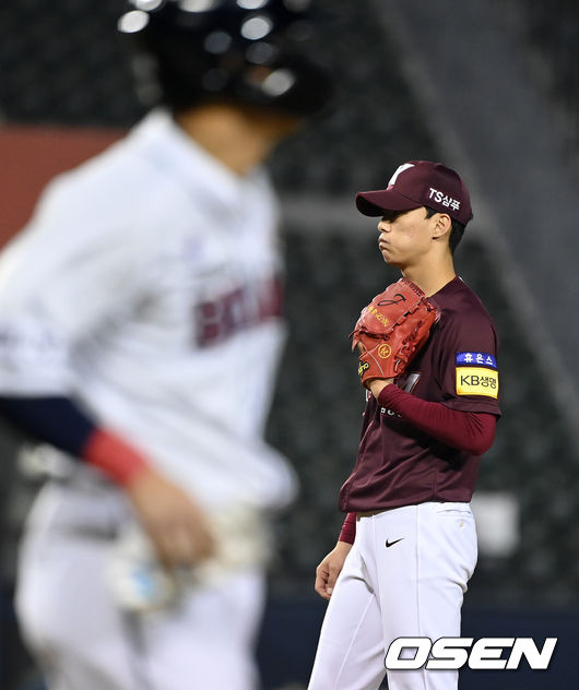 6회말 1사 만루 상황 키움 김성진이 밀어내기 볼넷을 허용한 뒤 아쉬워하고 있다. 2021.10.26  / dreamer@osen.co.kr