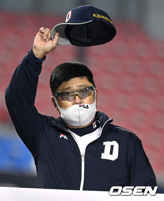 정규시즌 홈 마지막 경기를 마친 두산 김태형 감독이 팬들에게 인사하고 있다. 2021.10.26  / dreamer@osen.co.kr