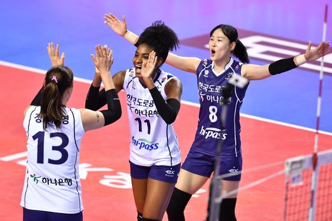 도로공사는 26일 화성종합실내체육관에서 2021-2022 도드람 V리그 정규시즌 1라운드 IBK기업은행과 경기에서 세트 스코어 3-1(25-22, 25-10. 20-25, 25-17)로 이겼다. 외국인 선수 켈시는 28점을 뽑았다. / KOVO 제공