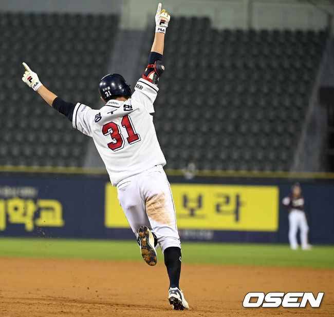 5회말 1사 2루 상황 두산 정수빈이 역전 우월 투런포를 날리고 그라운드를 돌며 환호하고 있다. 2021.10.26  / dreamer@osen.co.kr