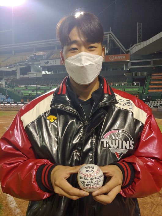 정우영이 구단 최다 홀드 기념구를 들고 포즈를 취하고 있다. /LG 트윈스 제공