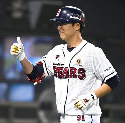 5회말 1사 2루 상황 두산 정수빈이 역전 우월 투런포를 날리고 홈을 밟은 뒤 기뻐하고 있다. 2021.10.26  / dreamer@osen.co.kr