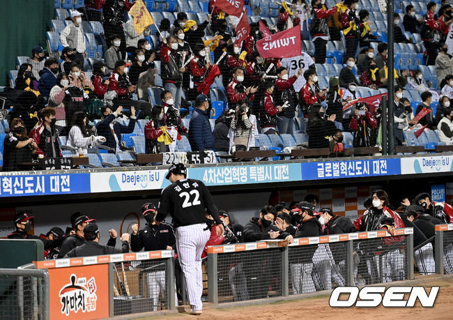 27일 오후 대전 한화생명이글스파크에서 ‘2021 신한은행 SOL KBO리그’ 한화 이글스와 LG 트윈스의 경기가 열렸다. 1회초 2사 1, 2루 LG 김민성의 2타점 적시 2루타 때 관중들이 응원을 펼치고 있다. 2021.10.27 /ksl0919@osen.co.kr