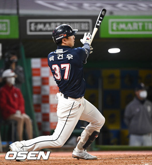 4회초 2사 만루 두산 박건우가 2타점 적시 2루타를 날리고 있다. 2021.10.27 / soul1014@osen.co.kr