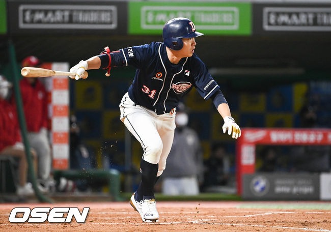 4회초 2사 1,3루 두산 정수빈이 1타점 적시타를 날리고 있다. 2021.10.27 / soul1014@osen.co.kr