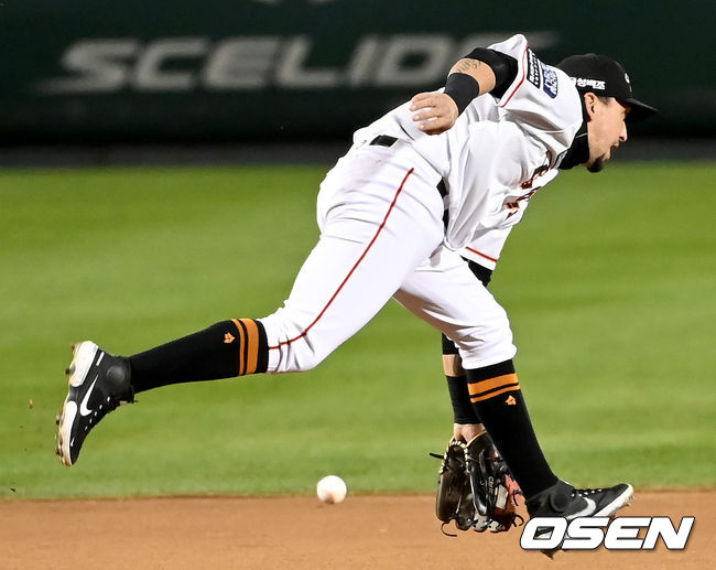 27일 오후 대전 한화생명이글스파크에서 ‘2021 신한은행 SOL KBO리그’ 한화 이글스와 LG 트윈스의 경기가 열렸다. 1회초 1사 2루 LG 김현수의 선취 1타점 적시타 때 한화 3루수 페레즈가 타구를 놓치고 있다. 2021.10.27 /ksl0919@osen.co.kr