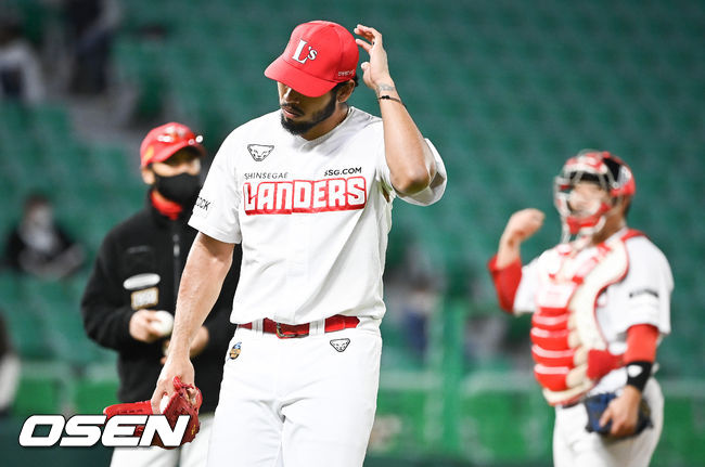 27일 오후 인천시 문학동 인천SSG랜더스필드에서 2021 신한은행 SOL KBO리그 SSG 랜더스와 두산 베어스의 경기가 진행됐다.6회초 SSG 폰트가 강판되고 있다. 2021.10.27 / soul1014@osen.co.kr