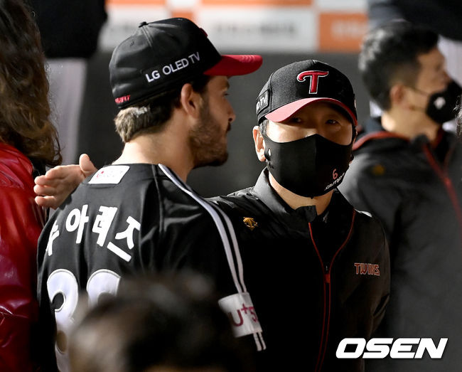 27일 오후 대전 한화생명이글스파크에서 ‘2021 신한은행 SOL KBO리그’ 한화 이글스와 LG 트윈스의 경기가 열렸다. 5회말 종료 후 LG 선발 수아레즈가 더그아웃에서 류지현 감독과 기쁨을 나누고 있다. 2021.10.27 /ksl0919@osen.co.kr