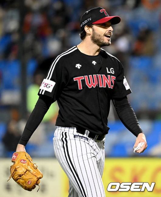 27일 오후 대전 한화생명이글스파크에서 ‘2021 신한은행 SOL KBO리그’ 한화 이글스와 LG 트윈스의 경기가 열렸다. 5회말 종료 후 LG 선발 수아레즈가 더그아웃으로 이동하고 있다. 2021.10.27 /ksl0919@osen.co.kr