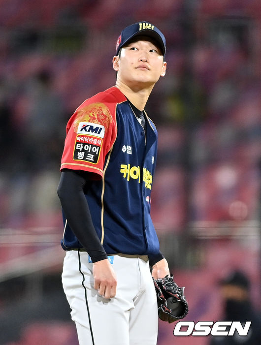 2회초 1사 1,2루에서 KT 배제성이 볼넷을 허용하며 아쉬워하고 있다. 2021.10.27 /jpnews@osen.co.kr