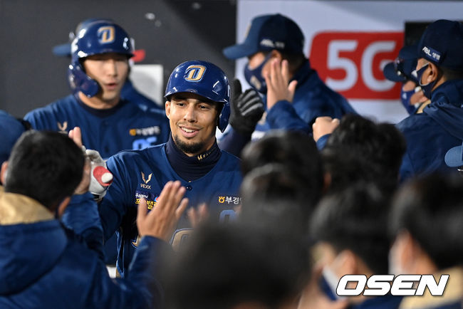 4회초 2사 1,3루에서 NC 알테어가 좌월 스리런포를 날리고 더그아웃에서 동료선수들과 기뻐하고 있다. 2021.10.27 /jpnews@osen.co.kr