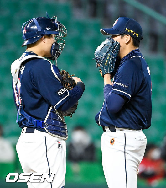 1회말 1사 1,2루 SSG 최정의 타석때 두산 박세혁 포수와 김민규 선발투수가 마운드에서 이야기를 나누고 있다. 2021.10.27 / soul1014@osen.co.kr