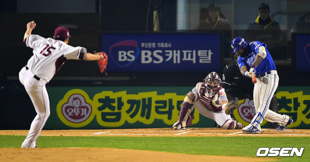 '2014 한국야쿠르트 세븐 프로야구 포스트시즌' 삼성 라이온즈와 넥센 히어로즈의 한국시리즈 6차전, 1회초 삼성 공격 선두타자로 나선 나바로가 넥센 선발 오재영의 공에 헛스윙 삼진을 당하고 있다.2014.11.11