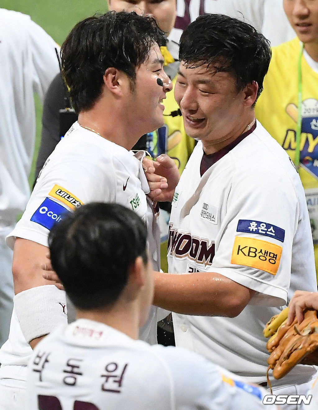 9회말 무사 끝내기포를 날린 박병호가 홈으로 뛰며 오주원과 기쁨을 나누고 있다.2019.10.06/rumi@osen.co.kr