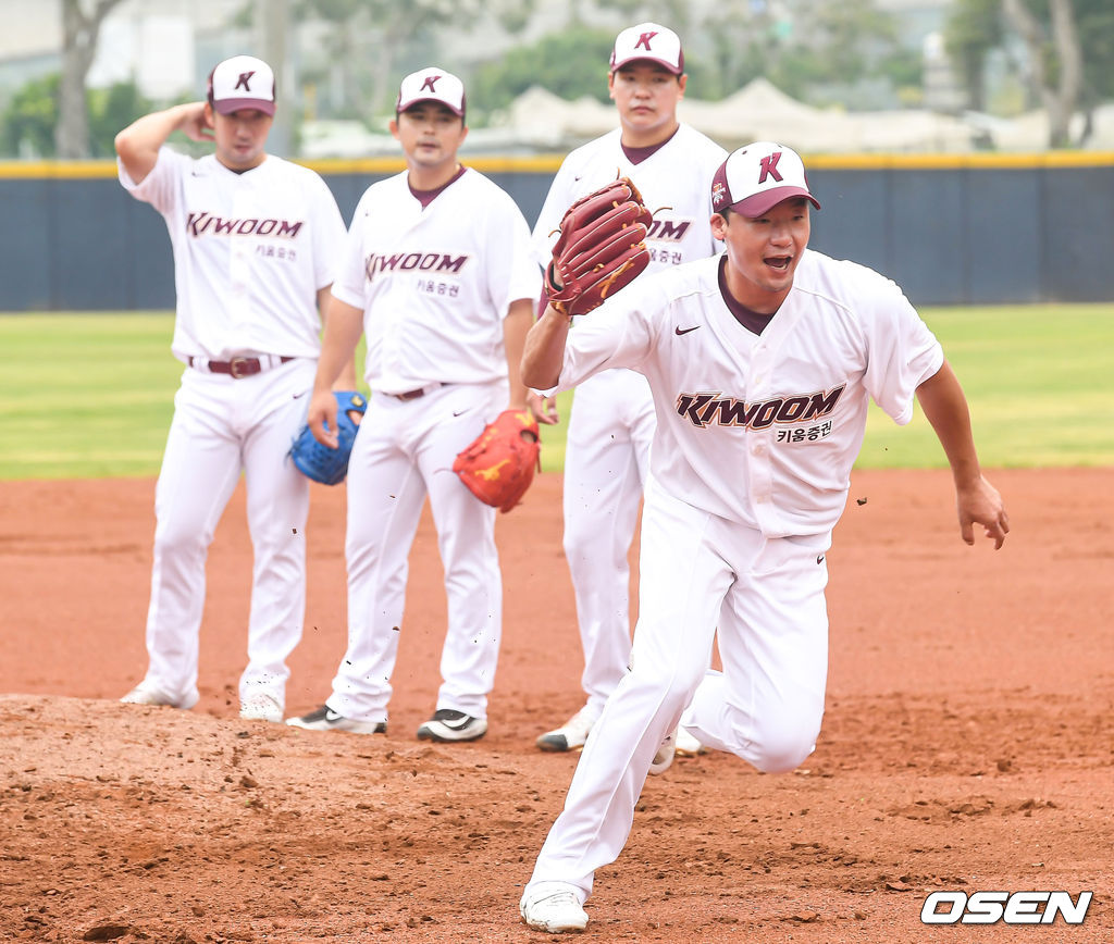 손혁 감독으로 수장이 바뀐 키움 히어로즈가 2019년 준우승의 아쉬움을 뒤로한 채 대만의 최남단 가오슝에서 구슬땀을 흘리고 있다.오주원이 수비 훈련을 하고 있다. 2020.02.11/spjj@osen.co.kr