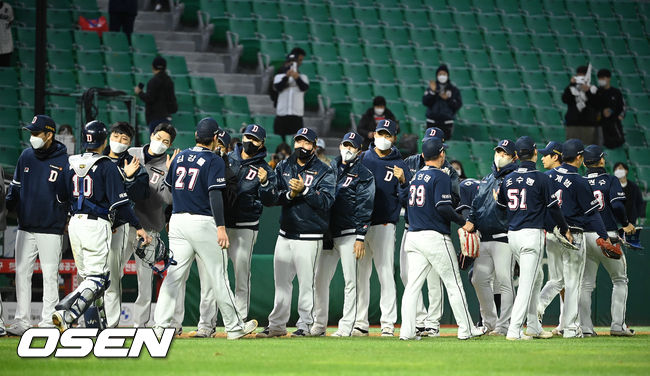 경기종료 후 두산 선수들이 승리의 기쁨을 나누고 있다.  2021.10.27 / soul1014@osen.co.kr