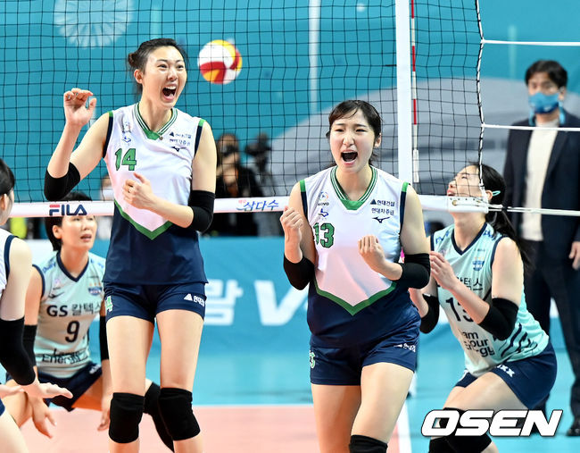 4세트 막판 현대건설 양효진과 정지윤이 득점에 환호하고 있다. 2021.10.27 / dreamer@osen.co.kr