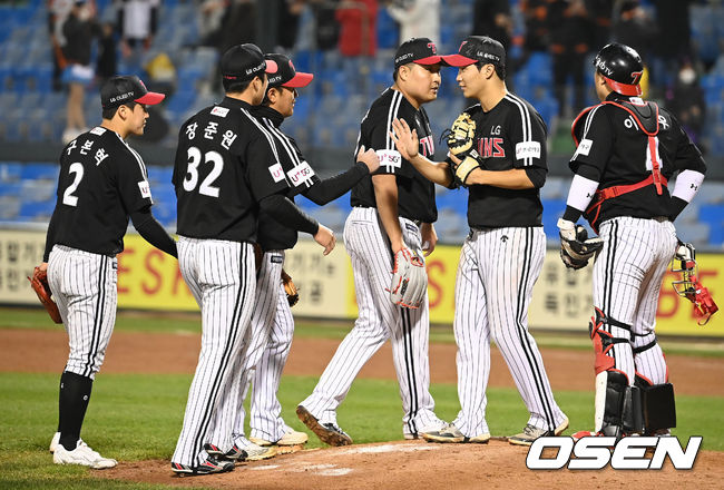 LG가 최하위 한화 상대로 2연승을 거두며 역전 1위 희망에 불을 지폈다. LG는 27일 대전 한화생명이글스파크에서 열린 한화와의 경기에서 9-1로 승리했다. 승리가 확정된 순간 LG 선수들이 기쁨을 나누고 있다. 2021.10.27 /ksl0919@osen.co.kr