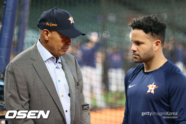 [사진] 휴스턴의 특별 고문인 레지 잭슨(왼쪽)이 28일(한국시간) 미닛 메이드 파크에서 열린 애틀랜타와의 월드시리즈 2차전에 앞서 공식 훈련 시간에 호세 알투베와 대화를 나누고 있다. ⓒGettyimages(무단전재 및 재배포 금지)