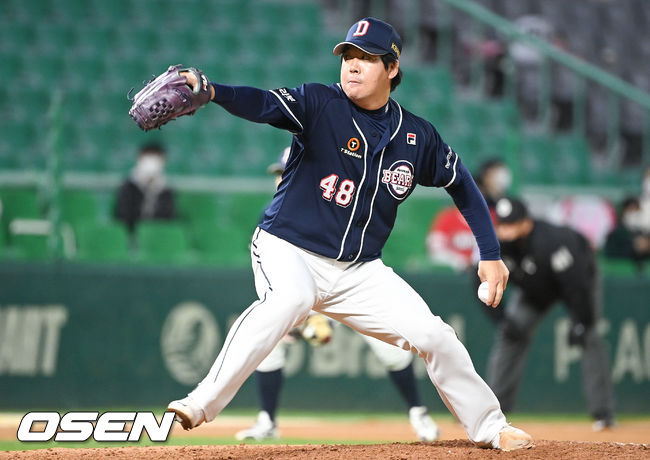 27일 오후 인천시 문학동 인천SSG랜더스필드에서 2021 신한은행 SOL KBO리그 SSG 랜더스와 두산 베어스의 경기가 진행됐다.5회말 1사 두산 두번째 투수 이현승이 역투하고 있다.  2021.10.27 / soul1014@osen.co.kr