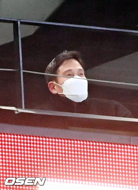 27일 오후 인천시 문학동 인천SSG랜더스필드에서 2021 신한은행 SOL KBO리그 SSG 랜더스와 두산 베어스의 경기가 진행됐다.6회초 SSG 정용진 구단주가 경기를 관전하고 있다. 2021.10.27 / soul1014@osen.co.kr