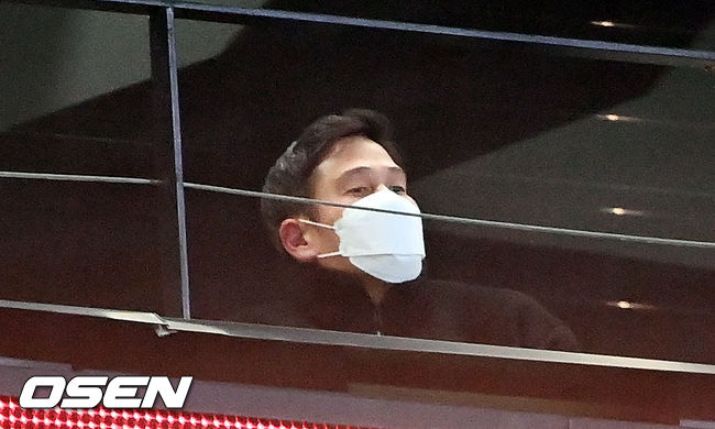 27일 오후 인천시 문학동 인천SSG랜더스필드에서 2021 신한은행 SOL KBO리그 SSG 랜더스와 두산 베어스의 경기가 진행됐다.6회초 SSG 정용진 구단주가 경기를 관전하고 있다. 2021.10.27 / soul1014@osen.co.kr