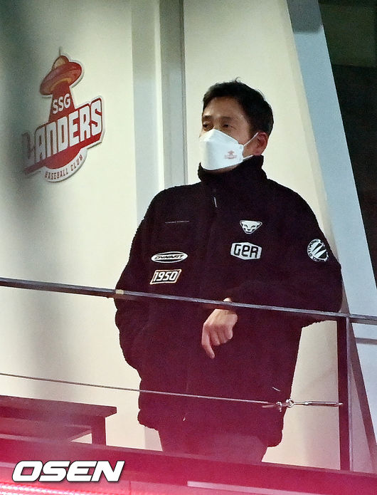 27일 오후 인천시 문학동 인천SSG랜더스필드에서 2021 신한은행 SOL KBO리그 SSG 랜더스와 두산 베어스의 경기가 진행됐다.8회말 SSG 득점때 SSG 정용진 구단주가 스카이박스에 나와 응원을 하고 있다. 2021.10.27 / soul1014@osen.co.kr