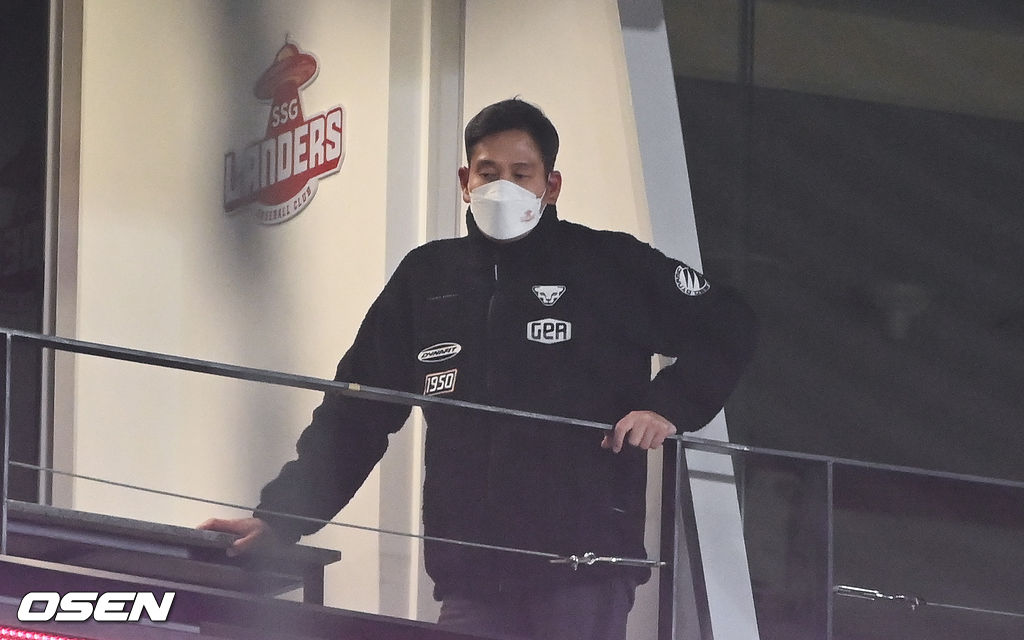 27일 오후 인천시 문학동 인천SSG랜더스필드에서 2021 신한은행 SOL KBO리그 SSG 랜더스와 두산 베어스의 경기가 진행됐다.8회말 SSG 득점때 SSG 정용진 구단주가 스카이박스에 나와 응원을 하고 있다. 2021.10.27 / soul1014@osen.co.kr