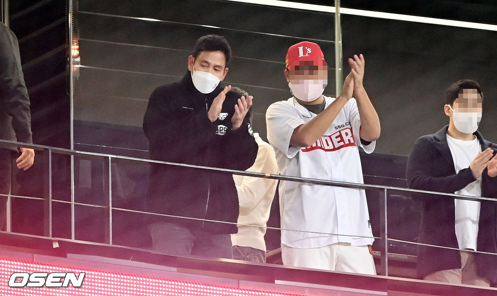 경기종료 후 SSG 정용진 구단주가 선수들에게 박수를 치며 독려하고 있다. 2021.10.27 / soul1014@osen.co.kr