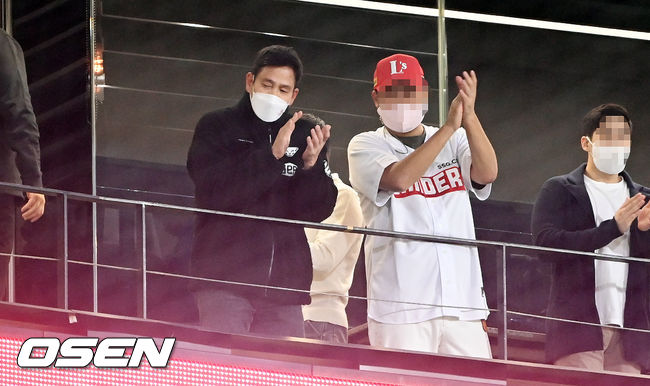 경기종료 후 SSG 정용진 구단주가 선수들에게 박수를 치며 독려하고 있다.  2021.10.27 / soul1014@osen.co.kr