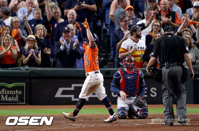 [사진] 휴스턴은 2021년 10월 28일(한국시간) 미국 텍사스주 휴스턴 미닛 메이드 파크에서 열린 애틀랜타 브레이브스와 2021 메이저리그 포스트시즌 월드시리즈 2차전에서 7-2 승리를 거뒀다. 알투베는 솔로 홈런을 기록했다. ⓒGettyimages(무단전재 및 재배포 금지)