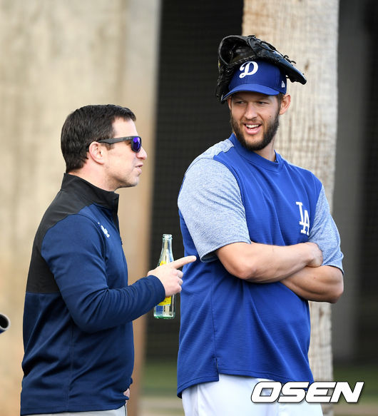 다저스 앤드류 프리드먼 사장(왼쪽)이 클레이튼 커쇼와 이야기를 하고 있다. /OSEN DB