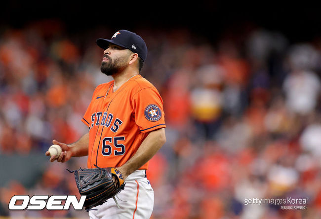 [사진] 휴스턴 선발 우르퀴디는 2021년 10월 28일(한국시간) 미국 텍사스주 휴스턴 미닛 메이드 파크에서 열린 애틀랜타 브레이브스와 2021 메이저리그 포스트시즌 월드시리즈 2차전에서 선발 등판해 5이닝 동안 6피안타 7탈삼진 2실점을 기록하며 승리 투수가 됐다. 팀은 7-2 승리. ⓒGettyimages(무단전재 및 재배포 금지)