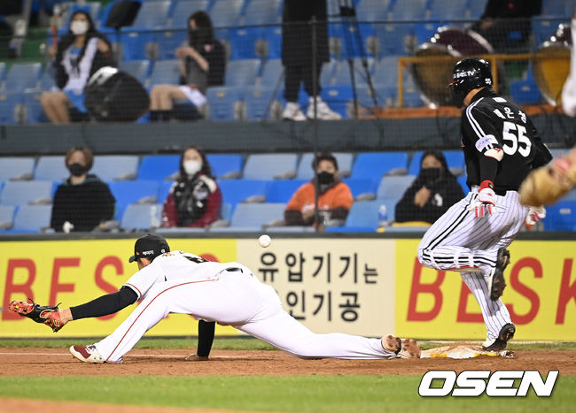 27일 LG-한화 경기 도중 한화 내야진의 실책 장면./OSEN DB