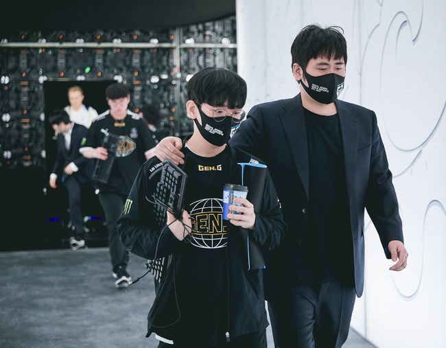 젠지 서포터 '라이프' 김정민(왼쪽)과 주영달 감독. /라이엇 게임즈 제공.