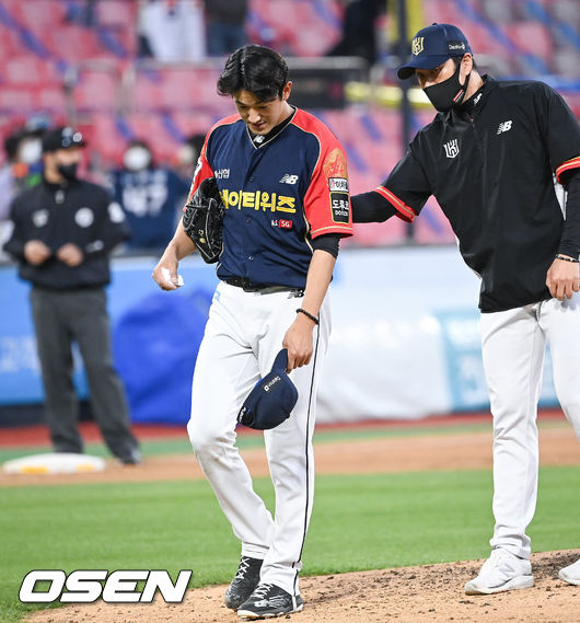 28일 오후 수원KT위즈파크에서 2021 신한은행 SOL KBO리그 KT 위즈와 NC 다이노스의 더블헤더 1차전 경기가 진행됐다.8회초 1사 1,2루 KT 선발투수 고영표가 교체되고 있다 2021.10.28 / soul1014@osen.co.kr