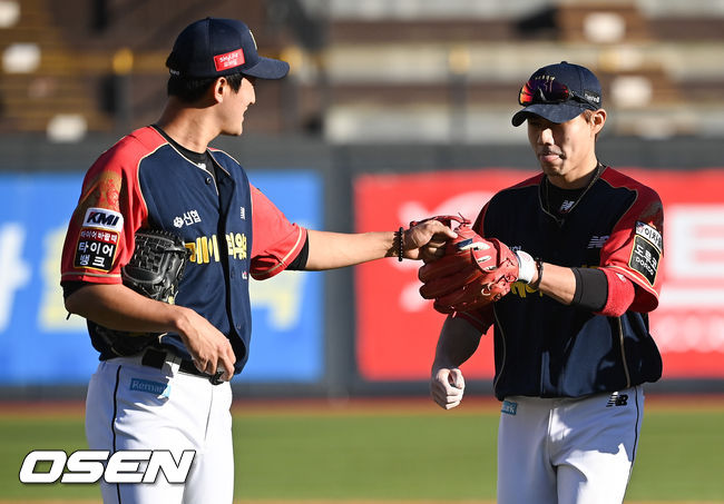 28일 오후 수원KT위즈파크에서 2021 신한은행 SOL KBO리그 KT 위즈와 NC 다이노스의 경기가 진행됐다.3회초 이닝종료 후 KT 고영표 선발투수가 호수비 펼쳤던 심우준과 하이파이브를 하고 있다. 2021.10.28 / soul1014@osen.co.kr