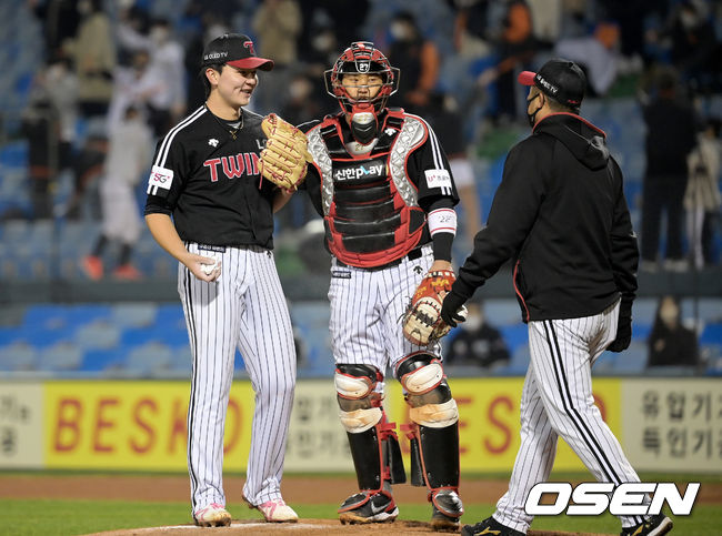 28일 대전 한화전, 1-0으로 앞선 6회말 2사 1,2루에서 LG 선발 이민호가 교체되고 있다. 2021.10.28 /cej@osen.co.kr
