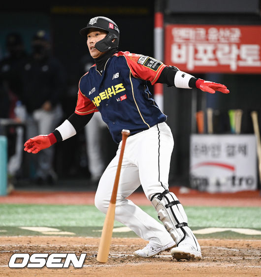 28일 오후 수원KT위즈파크에서 2021 신한은행 SOL KBO리그 KT 위즈와 NC 다이노스의 더블헤더 2차전 경기가 진행됐다.7회말 1사 2루 KT 박경수가 역전 1타점 적시타를 날리고 있다.  2021.10.28 / soul1014@osen.co.kr