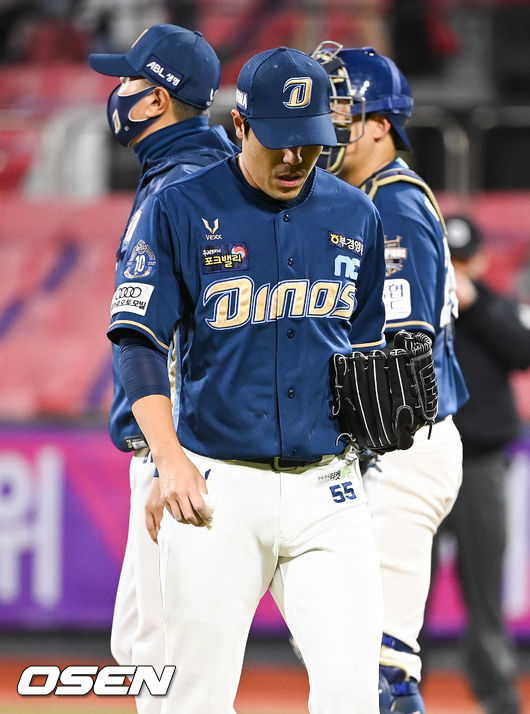 28일 오후 수원KT위즈파크에서 2021 신한은행 SOL KBO리그 KT 위즈와 NC 다이노스의 더블헤더 2차전 경기가 진행됐다.7회말 NC 김진성 투수가 강판되고 있다  2021.10.28 / soul1014@osen.co.kr