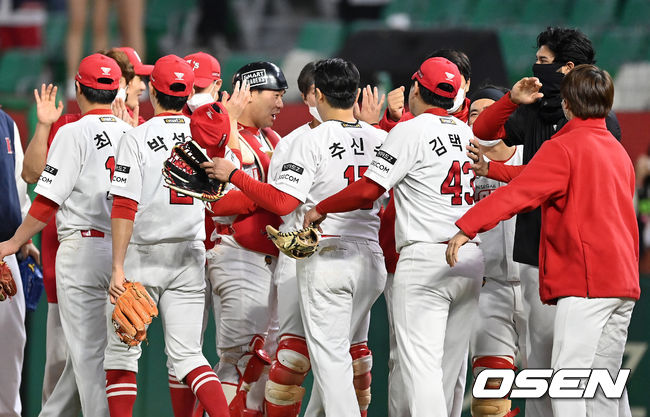 경기를 마치고 SSG 선수들이 승리를 기뻐하고 있다. 2021.10.28 /jpnews@osen.co.kr