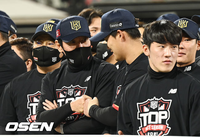 경기종료 후 포스트진출 감사 인사를 위해 그라운드로 나선 KT 이강철 감독이 배정대와 하이파이브를 하고 있다. 2021.10.28 / soul1014@osen.co.kr