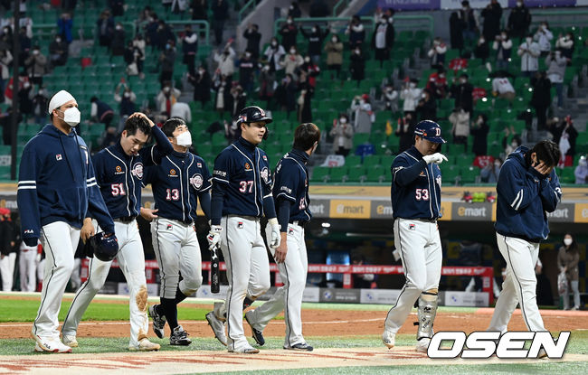 경기를 마치고 두산 선수들이 패배를 아쉬워하고 있다. 2021.10.28 /jpnews@osen.co.kr