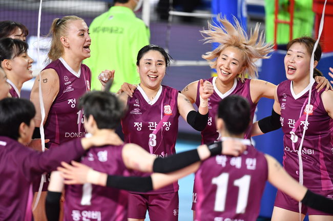 KGC인삼공사 선수들이 승리 후 기뻐하고 있다. /KOVO 제공