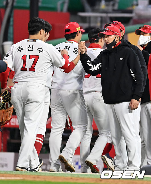 경기를 마치고 SSG 김원형 감독이 선수들과 승리를 기뻐하고 있다. 2021.10.28 /jpnews@osen.co.kr