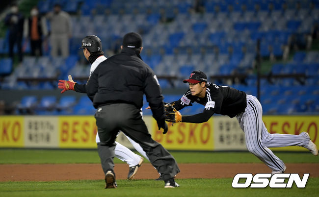 28일 LG전. 한화는 1-1동점인 9회말 2사 1,3루에서 1루 주자가 의도적으로 런다운에 걸리며 3루 주자가 홈을 노리는 작전을 펼쳤으나 실패했다. 1루 주자 한화 이도윤이 LG 이영빈에게 태그아웃 당하고 있다. 2021.10.28 /cej@osen.co.kr