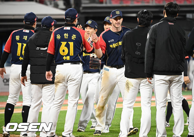 KT가 베테랑 군단을 앞세워 선두 경쟁을 이어나갔다.KT 위즈는 28일 수원KT위즈파크에서 열린 2021 신한은행 SOL KBO리그 NC 다이노스와의 더블헤더 2차전(시즌 16차전)에서 5-2로 승리했다.KT는 더블헤더를 1승 1무로 마치며 삼성과 함께 공동 선두로 올라섰다. 시즌 75승 9무 58패. 반면 7위 NC는 66승 9무 67패가 됐다.경기종료 후 KT 선수들이 승리의 기쁨을 나누고 있다.  2021.10.28 / soul1014@osen.co.kr