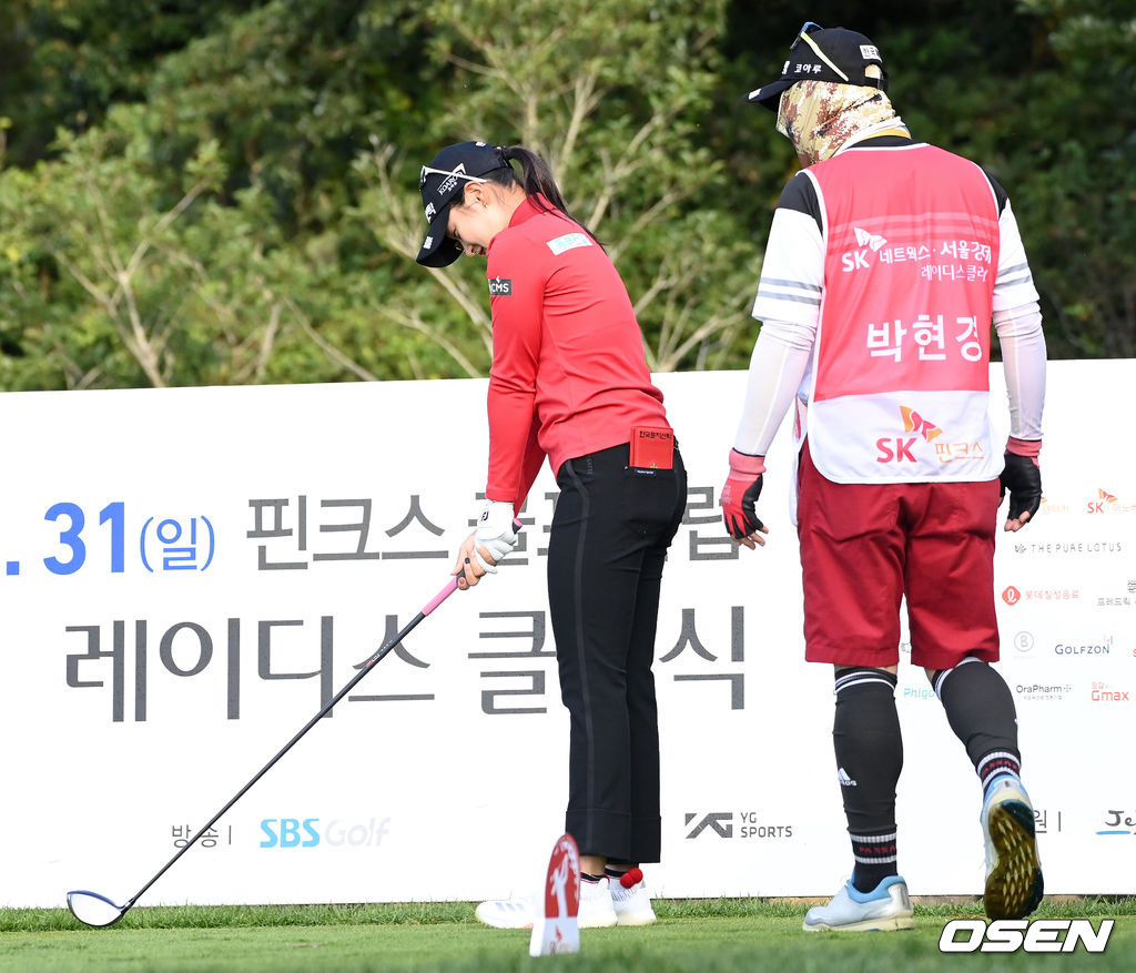 29일 제주 서귀포의 핀크스GC(파72)에서 열린 SK네트웍스·서울경제 레이디스 클래식 2라운드, 박현경(한국토지신탁)이 1번홀 티샷에 앞서 캐디로 나선 아버지와 이야기를 나누고 있다. 2021.10.29 /sunday@osen.co.kr