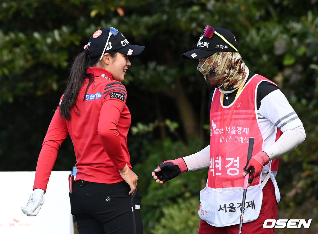 29일 제주 서귀포의 핀크스GC(파72)에서 열린 SK네트웍스·서울경제 레이디스 클래식 2라운드, 박현경(한국토지신탁)이 1번홀 티샷에 앞서 캐디로 나선 아버지와 이야기를 나누고 있다. 2021.10.29 /sunday@osen.co.kr