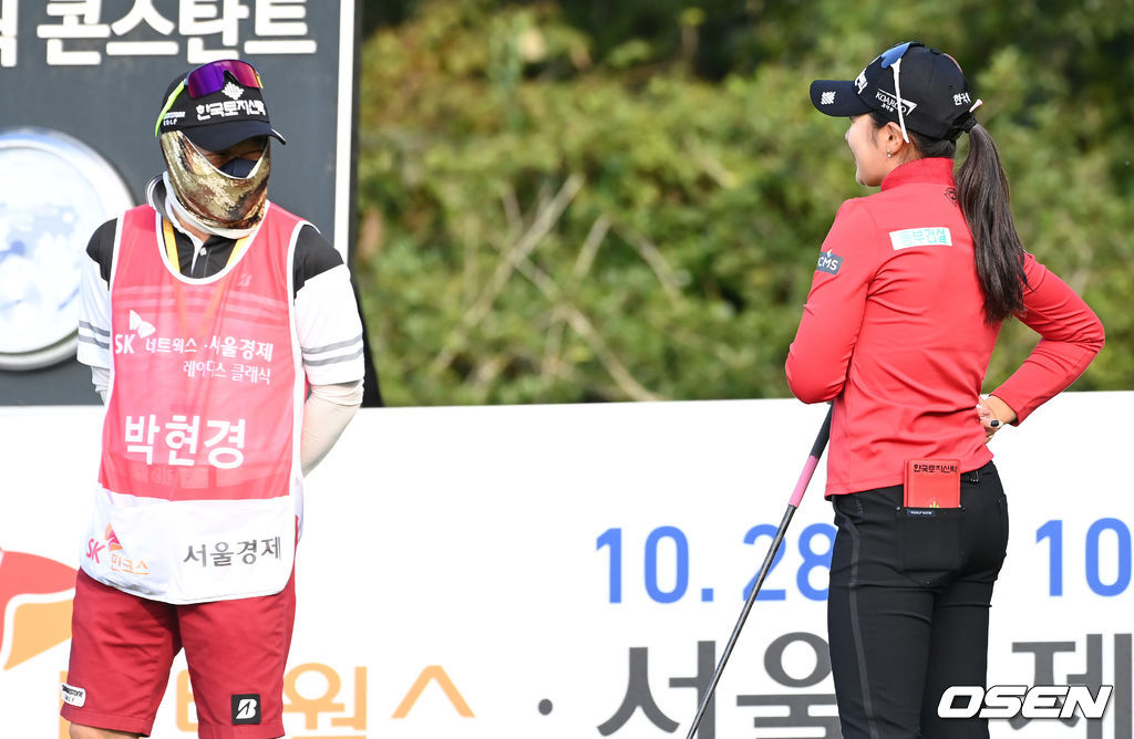 29일 제주 서귀포의 핀크스GC(파72)에서 열린 SK네트웍스·서울경제 레이디스 클래식 2라운드, 박현경(한국토지신탁)이 1번홀 티샷에 앞서 캐디로 나선 아버지와 이야기를 나누고 있다. 2021.10.29 /sunday@osen.co.kr